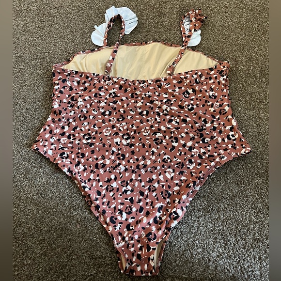 Cheetah-Printed Swimsuit One-piece - Picture 2 of 2